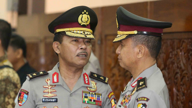 Kepala Polri Jenderal Idham Aziz (kiri)