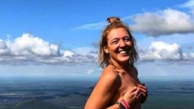 Rachel Fitzpatrick  melakukan hiking tanpa busana 