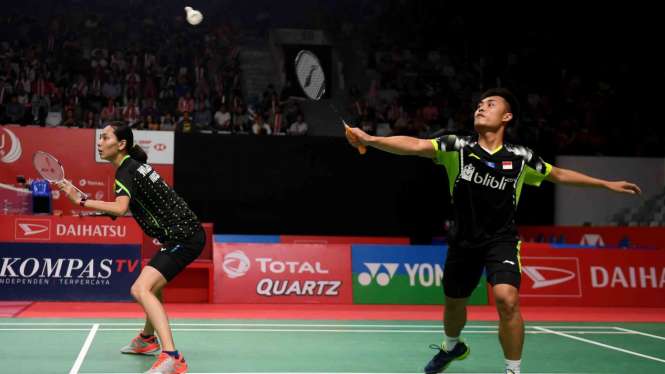 Ganda Campuran Indonesia Hafiz Faizal (kanan) dan Gloria Widjaja (kiri) mengembalikan kok ke arah lawannya asal Malaysia Tan Kian Meng/Lai Pei Jing dalam babak pertama Daihatsu Indonesia Masters 2019 di Istora Senayan, Jakarta