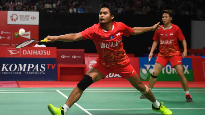 Ganda Campuran Indonesia Tontowi Ahmad (kiri) dan Liliyana Natsir (kanan) mengembalikan kok ke arah lawannya asal India Pranaav Chopra/Reddy N Sikki dalam babak pertama Daihatsu Indonesia Masters 2019 di Istora Senayan, Jakarta