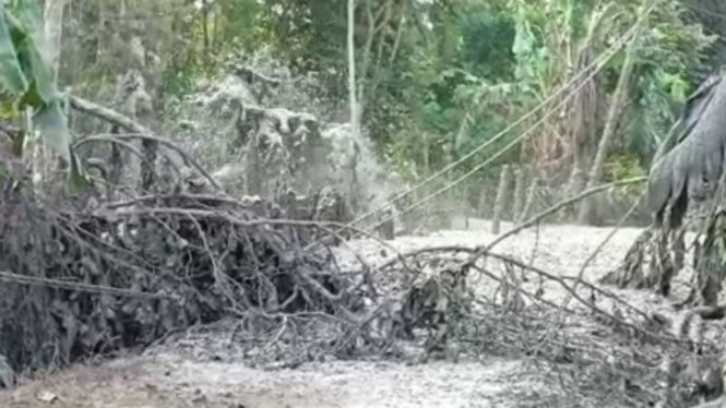 Semburan lumpur yang bercampur gas berasal dari galian sumur bor milik warga menggerkan warga Desa Tanjong Meunyo, Kecamatan Jambo Aye, Kabupaten Aceh Utara, Aceh, Rabu, 23 Januari 2019.