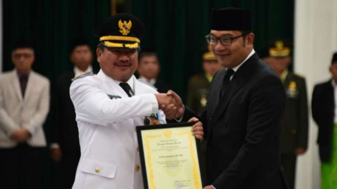 Gubernur Jawa Barat Ridwan Kamil usai melantik Bupati Garut Rudy Gunawan di kantor Gubernur, Bandung, Rabu, 23 Januari 2019.