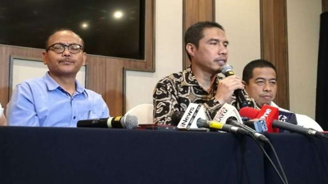 Ketua Umum DPW PKS DKI Jakarta Syakir Purnomo (tengah)