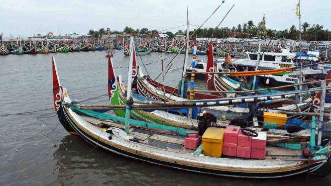 Sejumlah perahu nelayan tertambat di Pelabuhan Kalbut, Mangaran, Situbondo, Jawa Timur, Rabu, 23 Januari 2019.