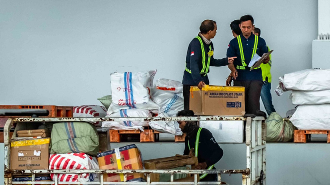 Petugas beraktivitas di Terminal Kargo dan Pos Bandara Jenderal Ahmad Yani yang berada di lokasi baru seusai diresmikan, di Semarang, Jawa Tengah, Rabu, 23 Januari 2019.