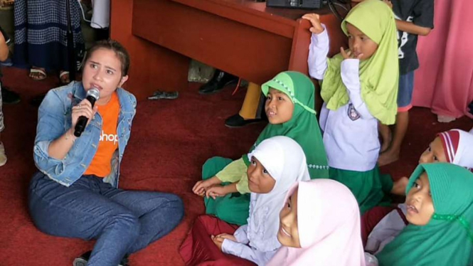 Prilly Latuconsina berkunjung ke sekolah darurat Madrasah Al-Khairaat, Palu.