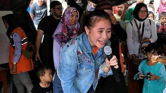 Prilly Latuconsina berkunjung ke sekolah darurat Madrasah Al-Khairaat, Palu.