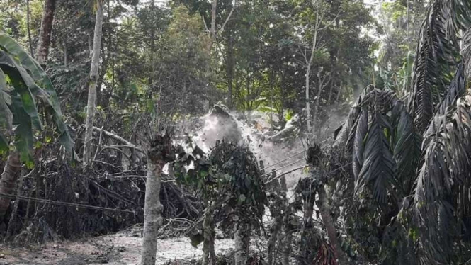  Semburan gas bercampur lumpur yang terjadi di Desa Tanjong Meunyo, Aceh Utara.