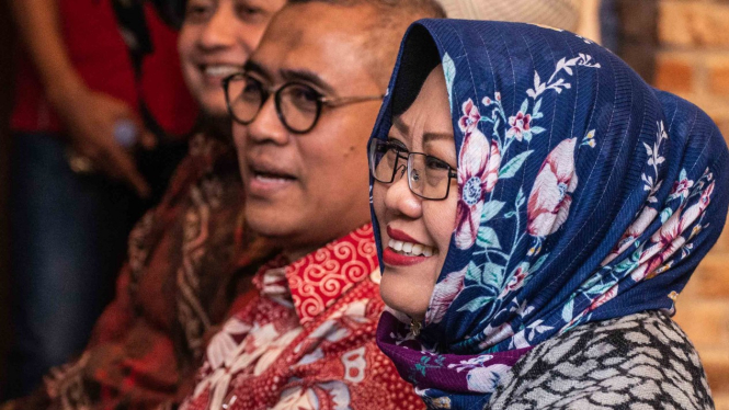 Peneliti senior LIPI, Siti Zuhro (kanan)