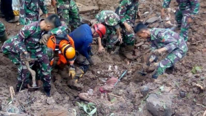 Tim SAR gabungan menemukan korban longsor di Kabupaten Gowa.