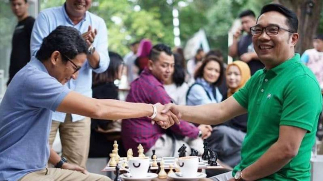 Sandiaga Uno dan Ridwan Kamil bermain catur di Bandung, 23 januari 2019.