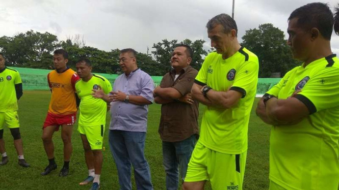 Chief Executive Officer (CEO) baru Arema FC Agoes Soerjanto bertemu tim Arema