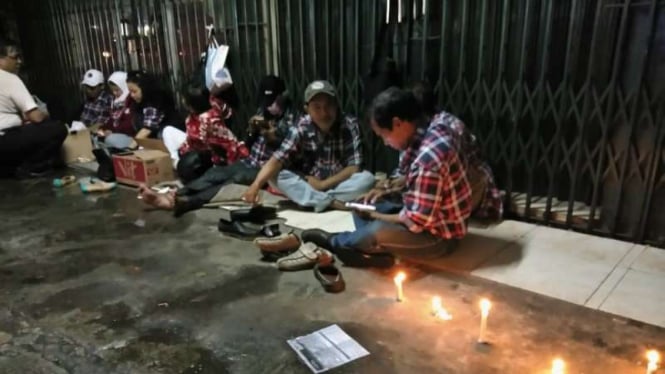 Loyalis Ahok bertahan di Markas Komando Brimob meski diguyur hujan deras