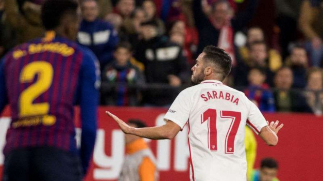 Pemain Sevilla, Pablo Sarabia, rayakan gol ke gawang Barcelona.