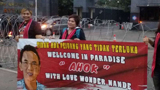 Sejumlah simpatisan atau pendukung Basuki Tjahaja Purnama alias Ahok bersiap menyambut Ahok bebas di Markas Komando Brimob, Kelapa Dua Depok, Jawa Barat, pada Kamis, 24 Januari 2019.