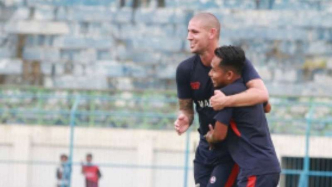 Pemain Madura United, Dane MIlovanovic dan Andik Vermansah.