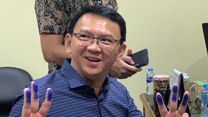 Basuki Tjahaja Purnama saat mengurus administrasi pembebasan di Rutan Mako Brimob Depok, 24 Januari 2019.