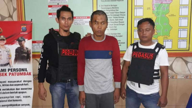 Polisi memperlihatkan seorang pria tersangka penganiayaan anak setelah ditangkap Kabupaten Deli Serdang, Sumatera Utara, pada Rabu malam, 23 Februari 2019.