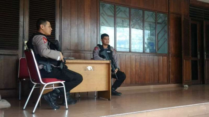 Petugas Brimob Polda Lampung  menjaga ruang tunggu VIP Bandara Radin Inten II.