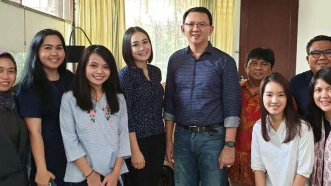 Basuki Tjahaja Purnama alias Ahok (tengah) berfoto dengan kerabatnya di Jakarta