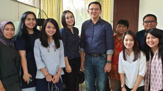 Mantan Gubernur DKI Jakarta Basuki Tjahaja Purnama alias Ahok (tengah) berfoto dengan kerabatnya di Jakarta, Kamis (24/1/2019). - ANTARA FOTO/HO/Tim BTP