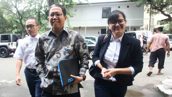 Plt Ketua Umum PSSI Joko Driyono (tengah) didampingi Sekretaris Jenderal PSSI, Ratu Tisha (kanan) bersiap menjalani pemeriksaan di Polda Metro Jaya, Jakarta