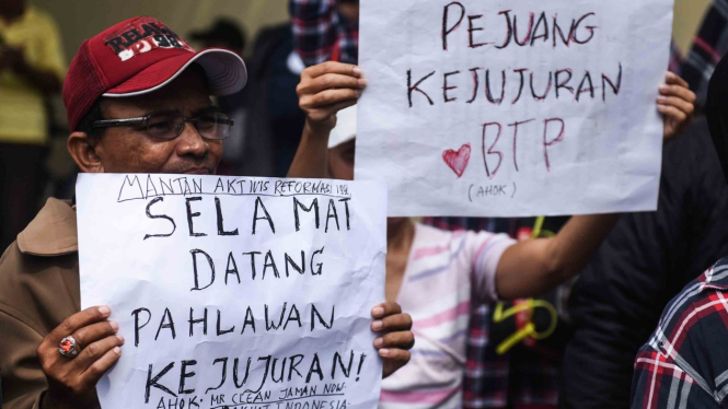 Sejumlah pendukung mantan Gubernur DKI Jakarta Basuki Tjahaja Purnama atau Ahok mendatangi Mako Brimob Kelapa Dua, Depok
