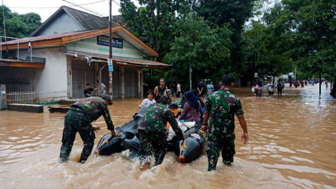 TNI lakukan evakuasi korban Banjir dan Longsor di Gowa, Sulawesi Selatan