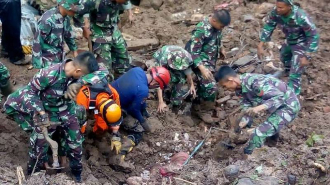 TNI lakukan evakuasi korban banjir dan longsor di Gowa, Sulawesi Selatan