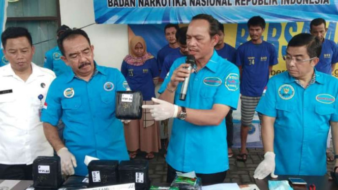 Deputi Bidang Pemberantasan BNN Irjen Pol Arman Depari memaparkan kasus penyeludupan narkoba yang dikendalikan seorang napi dalam konferensi pers di kantor BNN Provinsi Sumut di Medan, Kamis, 24 Januari 2019.