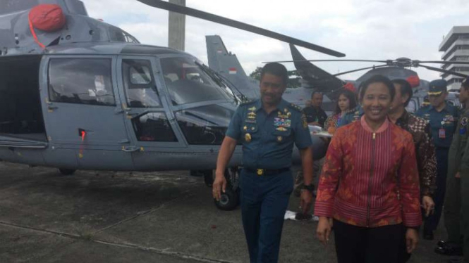 Menteri BUMN Rini Soemarno penyerahan secara simbolik lima helikopter dan satu pesawat buatan PT DI untuk TNI Angkatan Laut di Hanggar PT DI di Bandung, Jawa Barat, Kamis, 24 Januari 2019.