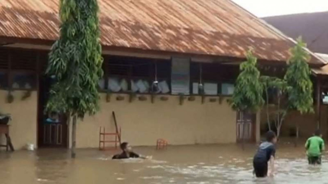 Banjir merendam gedung sekolah SDN 83 Padang Setang, Maros, Sulawesi Selatan.