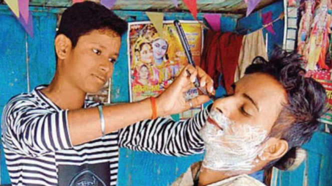 Barbershop milik ayah Jyoti Kumari dan Neha