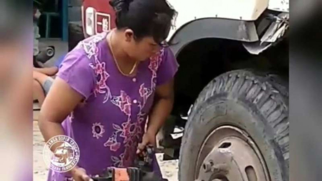 Emak-emak pasang ban truk