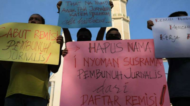 Aksi damai Jurnalis Aceh di depan Masjid Baiturrahman Banda Aceh.