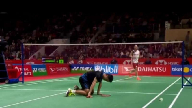 Anthony Sinisuka Ginting tersungkur usai dismes Kento Momota di Senayan.