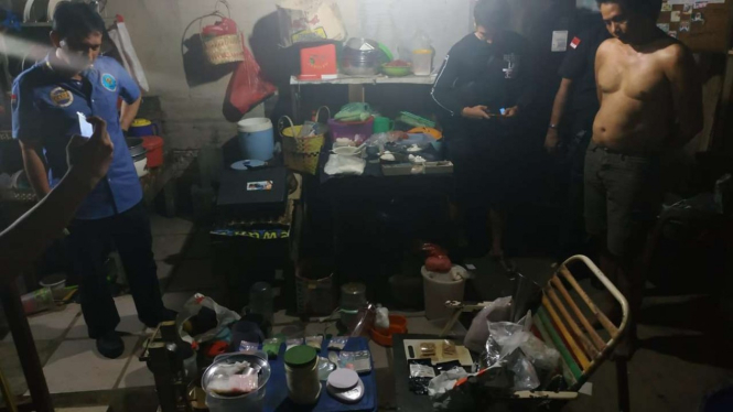 Rumah yang jadi pabrik pil ekstasi di Medan digerebek tim petugas BNN dan Polda Sumut.