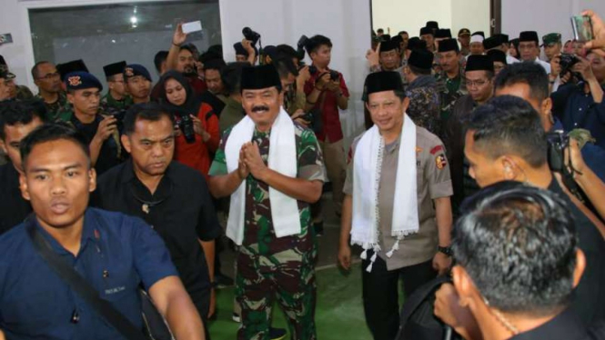 Kapolri Tito Karnavian bersama Panglima TNI Marsekal TNI Hadi Tjahjanto