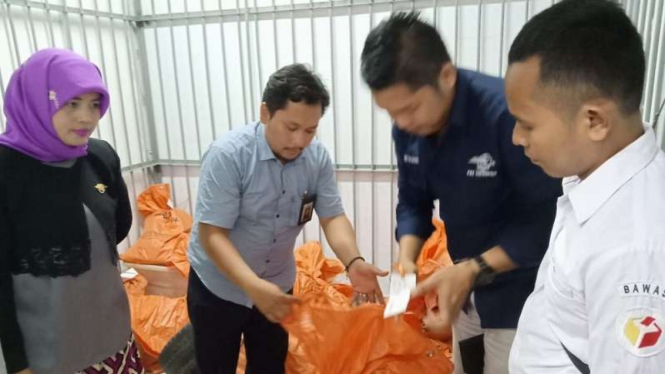 Bawaslu Banten mengamankan Tabloid Indonesia Barokah di Kantor Pos Serang 