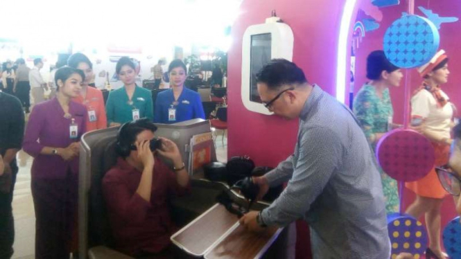 Maskapai Garuda Indonesia memamerkan layanan baru khusus penumpang kelas bisnis, yakni menonton film menggunakan virtual reality, di lokasi pameran, Bandara Soekarno Hatta, Tangerang, Sabtu, 26 Januari 2019.