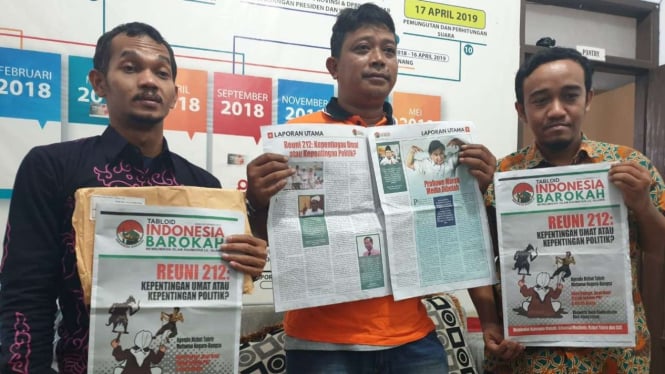 Petinggi Bawaslu Kota Depok memperlihatkan beberapa eksemplar tabloid Indonesia Barokah yang disita dari Kantor Pos setempat pada Sabtu, 26 Januari 2019.