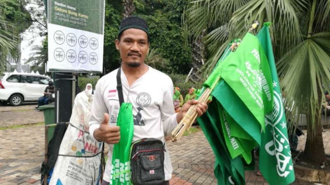 Susilo, penjual atribut NU, di Senayan, Jakarta, Minggu, 27 Januari 2019.