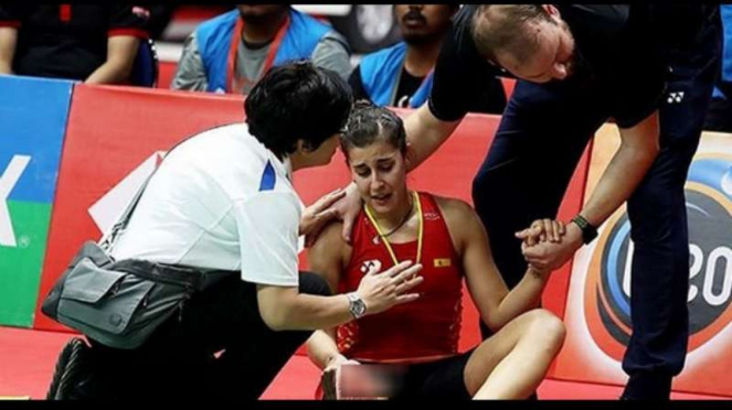 Carolina Marin mendapatkan penangan medis.