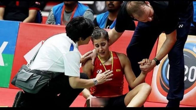 Carolina Marin mendapatkan penangan medis.