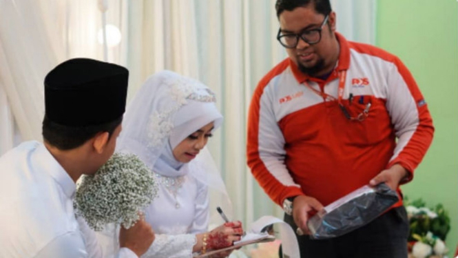 Pengantin terima paket saat resepsi.