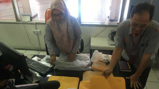 Petugas Kantor Pos 25000 Padang, Sumatera Barat, memperlihatkan paket-paket berisi tabloid Indonesia Barokah setelah disita pada Senin, 28 Januari 2019.