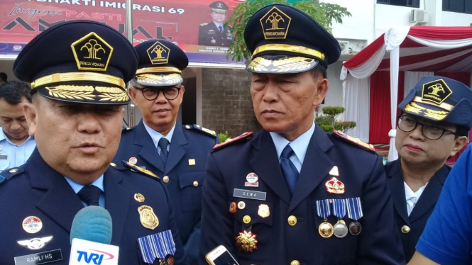 Kepala Divisi Keimigrasian Kementerian Hukum dan HAM Jawa Tengah, Ramli HS (kanan), dalam peringatan saat Hari Bakti Imigrasi di Semarang, Senin, 28 Januari 2019.