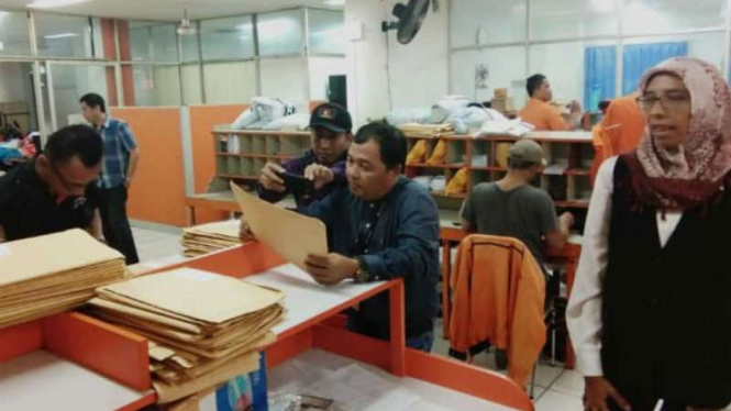 Aparat Bawaslu Tangerang memeriksa temuan tabloid provokatif Indonesia Barokah di kantor Pos Indonesia setempat pada Senin, 28 Januari 2019.