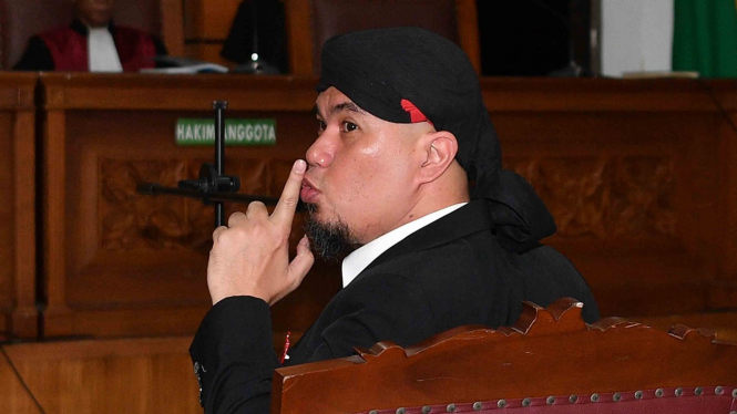 Terdakwa kasus ujaran kebencian Ahmad Dhani menjalani sidang putusan di Pengadilan Negeri Jakarta Selatan, Jakarta, Senin, 28 Januari 2019