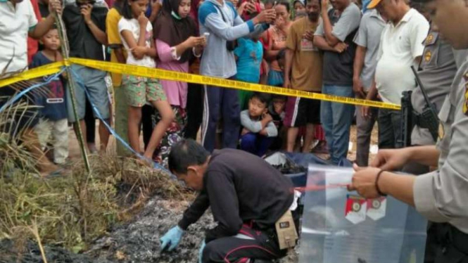 Polisi memeriksa lokasi pembakaran jasad perempuan di Palembang.